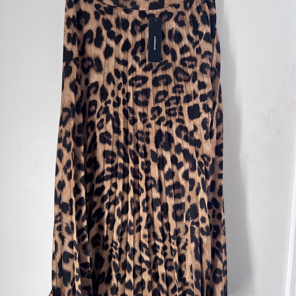 NWT: LULUS Tasteful Living Leopard Print Satin Pleated Midi Skirt SZ M